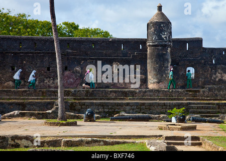 Muslimische Studenten, Fort Jesus, Mombasa, Kenia Stockfoto