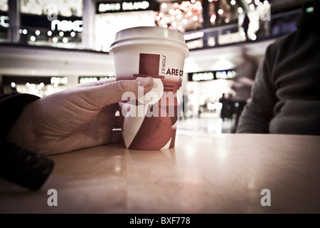 trinken Kaffee draußen Stockfoto