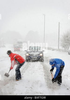 Verkehr in Blizzard Bedingungen auf die A436 in der Nähe von Andoversford Gloucestershire gefangen 18. Dezember 2010 Stockfoto