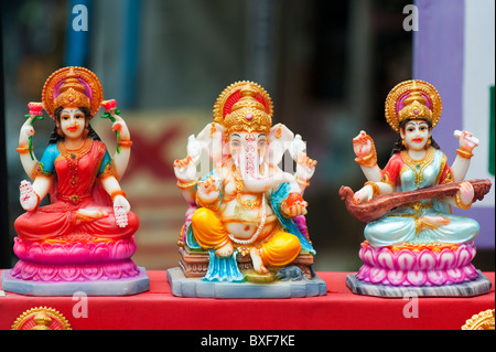 Bunte indische religiöse hinduistische Statuen am Marktstand. Puttaparthi, Andhra Pradesh, Indien Stockfoto