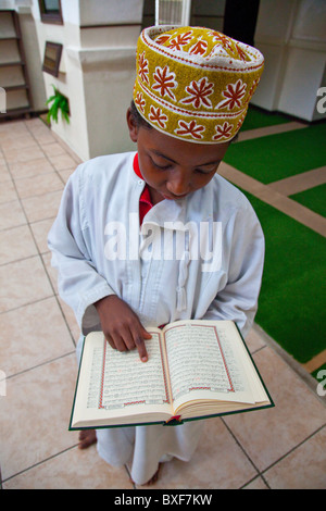 Junge liest die Koran,(1570)-Mandhry-Moschee, alte Stadt Mombasa, Kenia Stockfoto