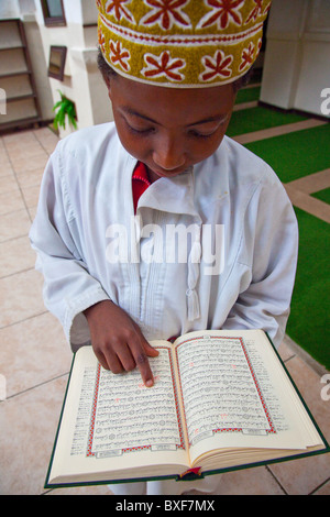 Junge liest die Koran,(1570)-Mandhry-Moschee, alte Stadt Mombasa, Kenia Stockfoto