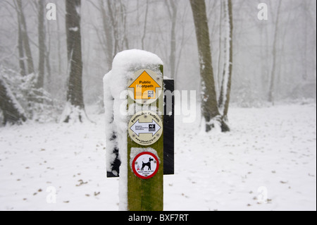 öffentlichen Fußweg Zeichen mit Schnee bedeckt Stockfoto