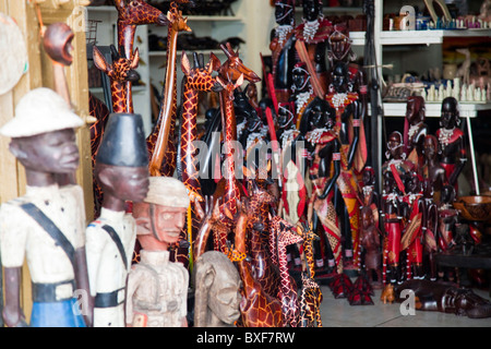 Souvenir-Schnitzereien in einem Geschäft in der Altstadt, Mombasa, Kenia Stockfoto