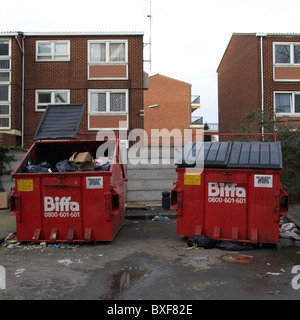 Sozialsiedlung Mülltonnen East London UK Stockfoto
