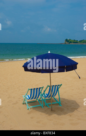 Sonnenliegen unter einem Sonnenschirm am Strand in Biarritz Stockfoto