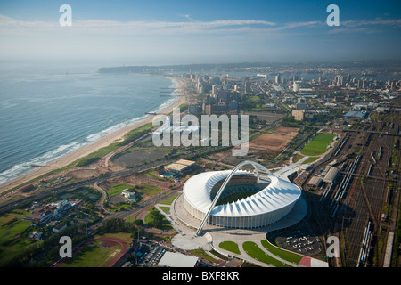 Luftaufnahme von Durban zeigt das Moses Mabhida Stadium und Stadt im Hintergrund. KwaZulu Natal. Südafrika. Stockfoto