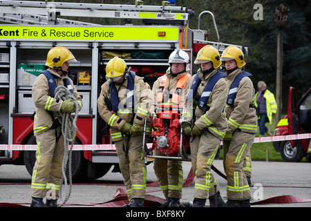 Feuerwehr tragen Lighweight Tragkraftspritze Stockfoto