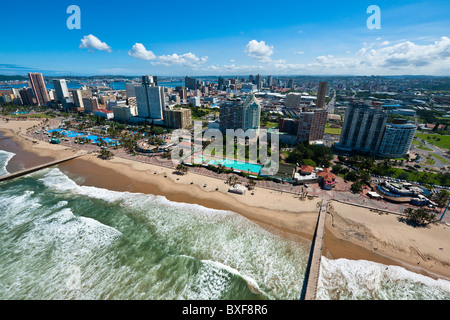 Luftaufnahme von Durban am Strand zeigen die Piers ins Meer erstreckt. KwaZulu Natal. Südafrika. Stockfoto