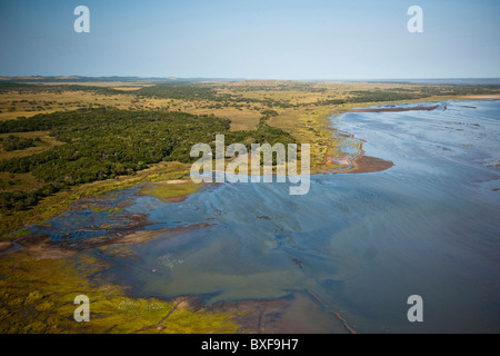 Luftaufnahme des iSimangaliso Wetland Park und das östliche Ufer. Lake St. Lucia steht im Vordergrund Stockfoto
