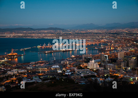 Blick über Kapstadt in der Abenddämmerung die Lichter der Stadt zeigen. Cape Town. Western Province. Südafrika. Stockfoto