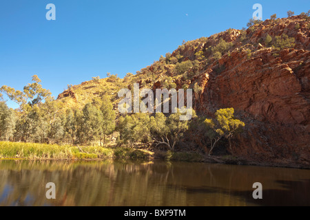 Wasserloch neben roten Felsen von Ellery Creek Big Hole, West Macdonnell National Park, Alice Springs, Northern Territory Stockfoto