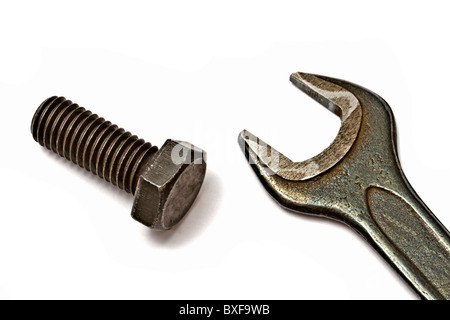Alte Schlüssel und Schraube isoliert auf weißem Hintergrund Stockfoto