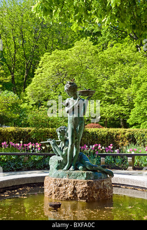 Wintergarten mit der Secret Garden Statue am Burnett Brunnen Darstellung Dickon und Maria, Central Park, New York City. Stockfoto