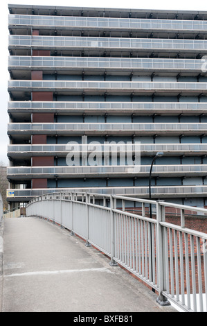 Ein Fußgänger Fußgängerbrücke führt zum Ashenden Block der Heygate Estate, Elephant &amp; Castle, Walworth, Süd-London Stockfoto