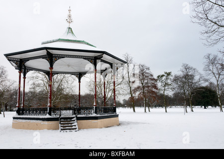 Ein Musikpavillon im Greenwich Park mit Schnee bedeckt. Stockfoto