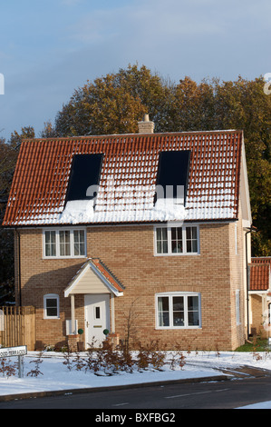 Neu gebautes Haus mit integrierten Solarzellen Stockfoto