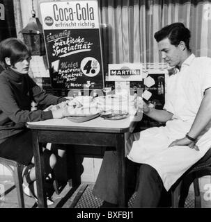 Werbung, Getränke, Cola, Mann und Frau beim Essen vor einem Schaufenster mit Coca Cola-Werbeschild, Deutschland, 60er Jahre, Zusatzrechte-Clearences-nicht vorhanden Stockfoto