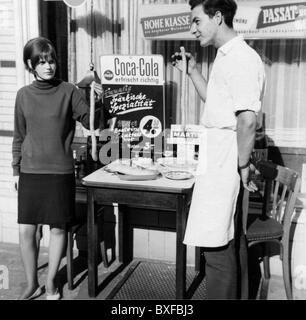 Werbung, Getränke, Cola, ein Mann und eine Frau präsentieren Rohwürste vor einem Schaufenster mit Coca Cola-Werbeschild, Deutschland, 60er Jahre, Zusatzrechte-Clearences-nicht vorhanden Stockfoto