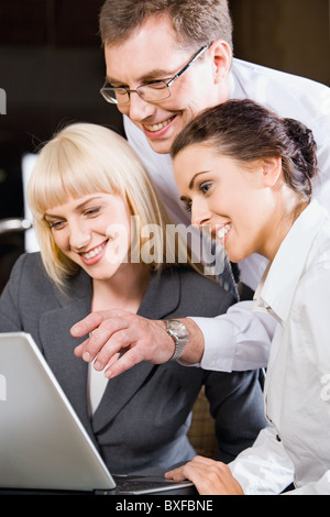 Chef ist den richtigen Weg der Analyse an seine Kollegen im Büro auf dem Monitor zeigen erklären. Stockfoto