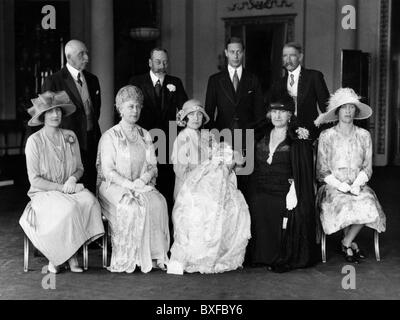 George V., 3.6.1865 - 20.1.1936, König von Großbritannien 6.5.1910 - 20.1.1936, mit Familie, Geburt der Enkelin Elizabeth II., London, April 1926, Stockfoto