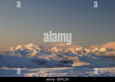 Wolke sprudeln über den Derwent Fells in der Dämmerung im Winter im englischen Lake District Stockfoto