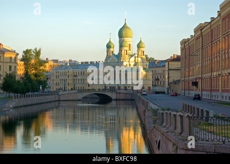 Götterdämmerung in Sankt-Petersburg. Kirche und Brücke auf Ggiboedov Kanal, Petersburg, Russland Stockfoto