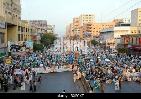 Unterstützer der Jamat-e-Islami (JI) hören Rede ihrer Führer während Protestmarsch gegen RGST und für ihre Anforderungen Stockfoto