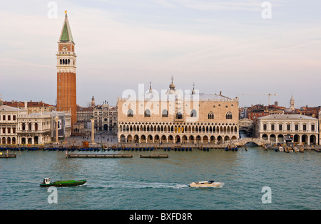 Palazzo Ducale und Campanile di San Marco aus Kreuzfahrtschiff in Venedig am frühen Morgen. Stockfoto