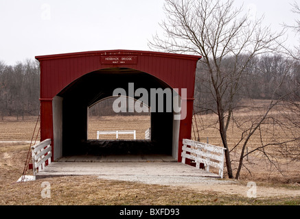 Immer noch ziehen die wenigen restlichen gedeckten Brücken von Madison County, Iowa Touristen. Hier fotografiert ein Tourist der Hogback Brücke Stockfoto