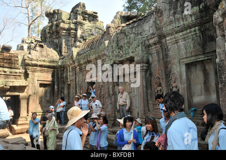 Touristen in der Tempelanlage von Ta Prohm, Angkor, Siem Reap, Kambodscha Stockfoto