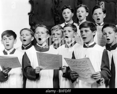 Regensburger Domspatzen (Regensburger Domchor), deutscher Chor, gegründet 975 von Bischof Wolfgang von Regensburg, Gruppenbild, Gesang, ca. 1960, Stockfoto