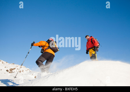 Kletterer bei starkem Wind, Schnee oberhalb Grasmere im Lake District, UK Umzug von Spindrift gestrahlt wird. Stockfoto