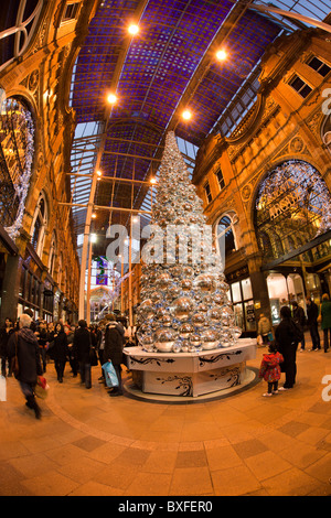 Großbritannien, England, Yorkshire, Leeds, Victoria Quarter, Glitzer Kugel Weihnachtsbaum im Queen Victoria Street Stockfoto