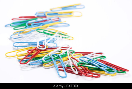 Gruppe von farbigen Büroklammern. Isoliert auf weißem Hintergrund. Stockfoto