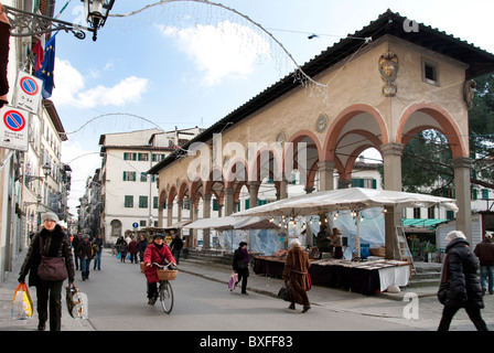 Piazza dei Ciompi Florenz: Es beherbergt die Loggia del Pesce von Giorgio Vasari und das Haus von Lorenzo Ghiberti gemacht. Stockfoto