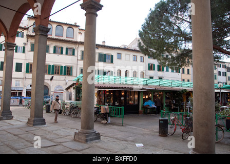 Piazza dei Ciompi Florenz: Es beherbergt die Loggia del Pesce von Giorgio Vasari und das Haus von Lorenzo Ghiberti gemacht. Stockfoto