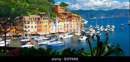 Landschaftlich schöner Blick auf Portofino Fischerdorf und seine traditionellen ligurischen Häuser, Ligurien, Italien Stockfoto