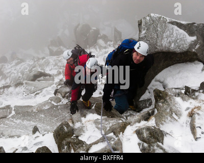 Bergsteiger auf der North Ridge Tryfan im Winter, Snowdonia Stockfoto