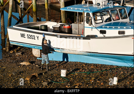 Fischer, die Aufrechterhaltung seines Bootes, Southwest Harbor, Maine, ME, USA Stockfoto