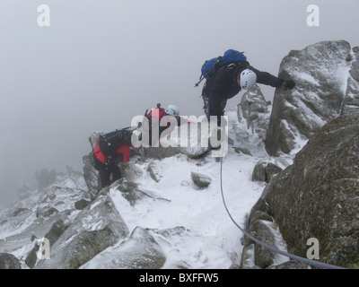 Bergsteiger auf der North Ridge Tryfan im Winter, Snowdonia Stockfoto