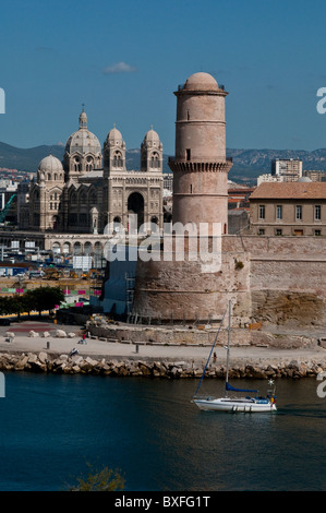 Blick auf den Vieux Port, alten Hafen mit Festung Saint Jean und die Kathedrale De La Major-Marseille, Frankreich Stockfoto