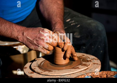 Einen Topf aus Ton basteln Stockfoto