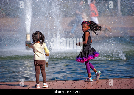 Mädchen spielen auf Bea Evenson, Memorial Fountain im Balboa Park, San Diego CA Stockfoto