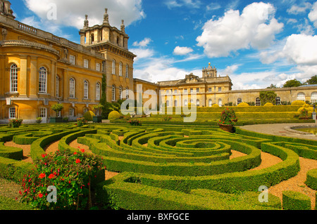 Blenheim Palace Italienischer Garten mit geometrischen Heckenentwürfen - England Stockfoto