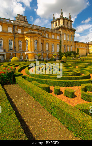 Blenheim Palace Italienischer Garten mit geometrischen Heckenentwürfen - England Stockfoto