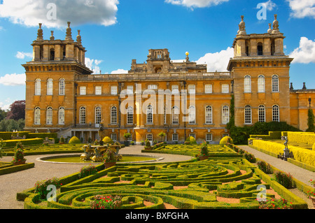 Blenheim Palace Italienischer Garten mit geometrischen Heckenentwürfen - England Stockfoto