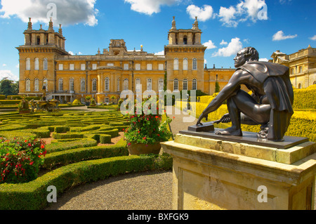 Blenheim Palace Italienischer Garten mit geometrischen Heckenentwürfen - England Stockfoto