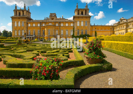 Blenheim Palace Italienischer Garten mit geometrischen Heckenentwürfen - England Stockfoto