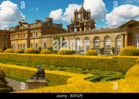 Blenheim Palace Italienischer Garten mit geometrischen Heckenentwürfen - England Stockfoto